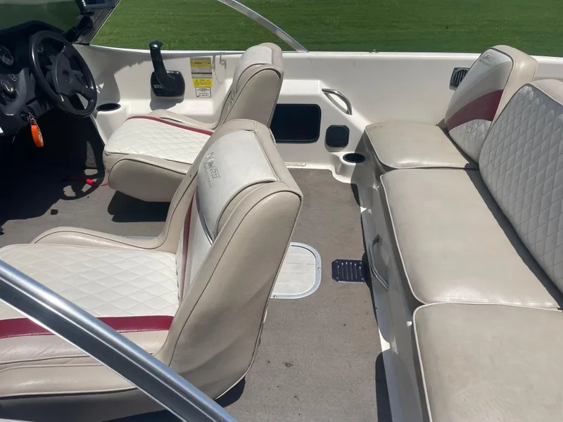 Slide: The Image of Interior of a 1995 Nitro 185SF boat with white and red seating. - 6