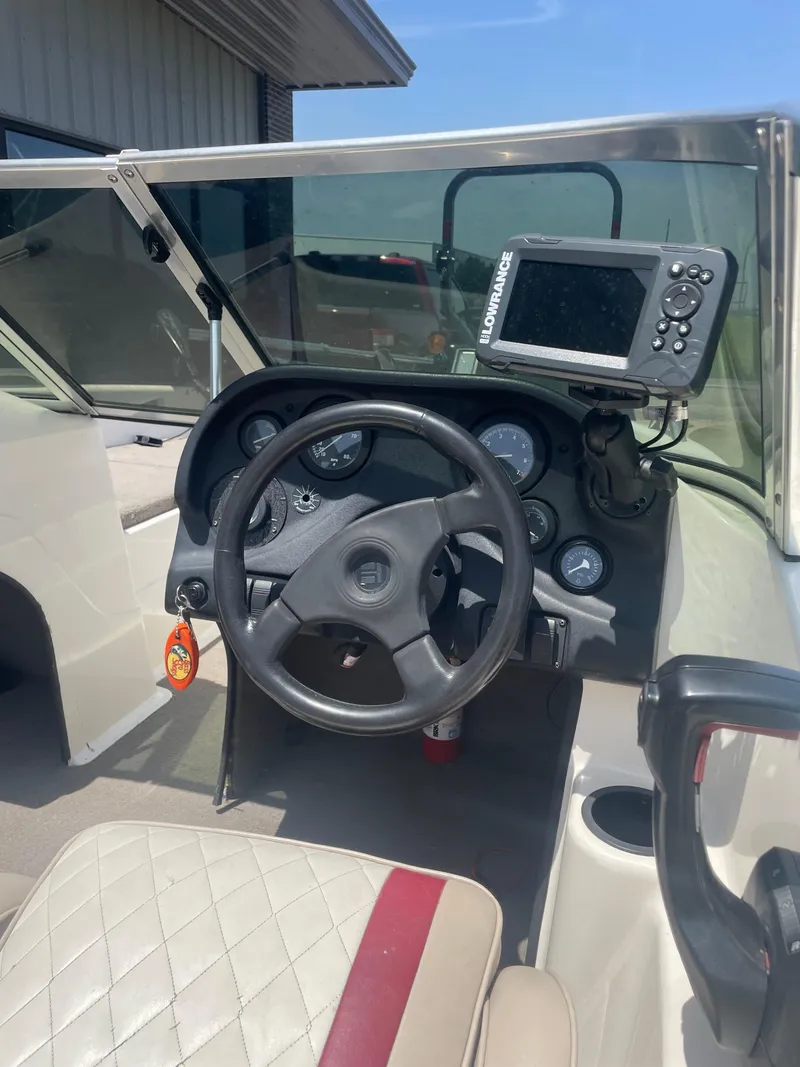 Slide: The Image of 1995 Nitro 185SF boat dashboard with steering wheel and Lowrance fishfinder. - 8