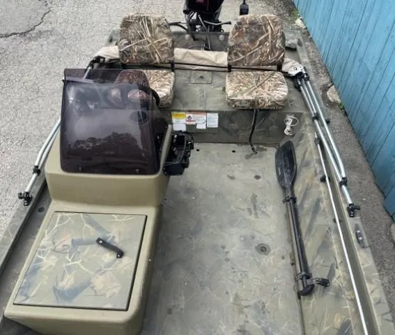 Slide: The Image of 2018 Tracker Grizzly 1648 SC boat with camouflage seats and steering console. - 11