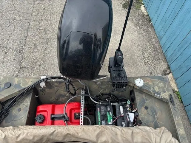 Slide: The Image of 2018 Tracker Grizzly 1648 SC boat engine and battery setup. - 15