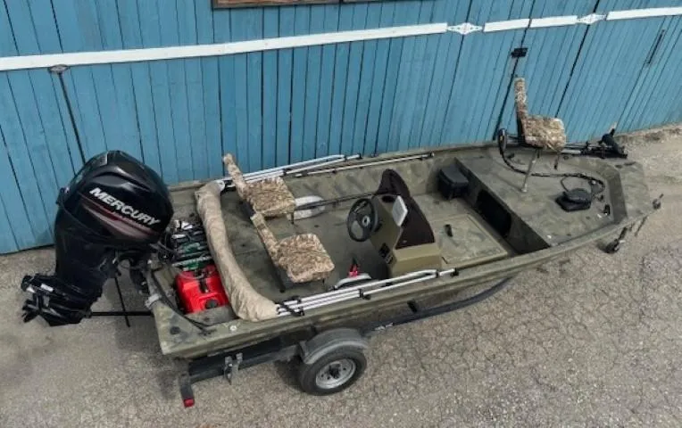 Slide: The Image of 2018 Tracker Grizzly 1648 SC boat with Mercury outboard motor, parked on trailer. - 7