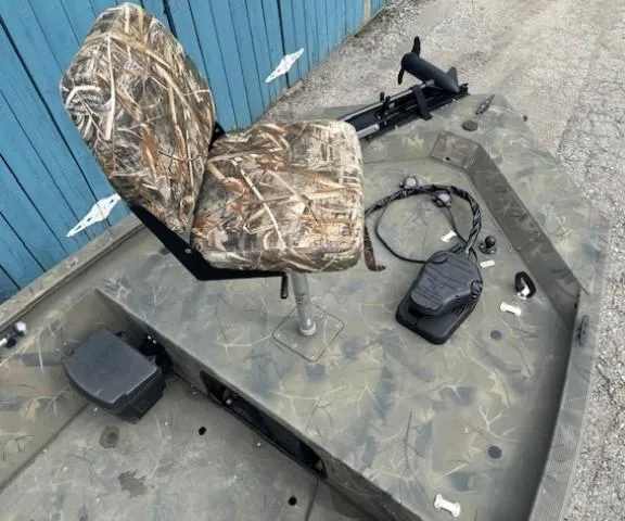 Slide: The Image of 2018 Tracker Grizzly 1648 SC boat with camo seat and trolling motor. - 8