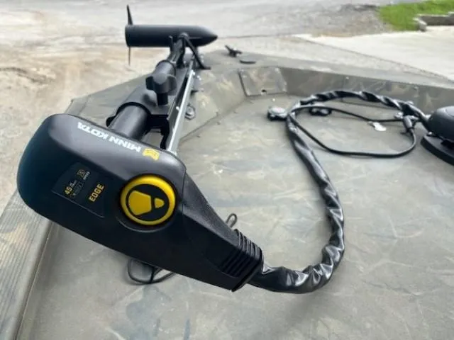 Slide: The Image of 2018 Tracker Grizzly 1648 SC with Minn Kota trolling motor on deck. - 9