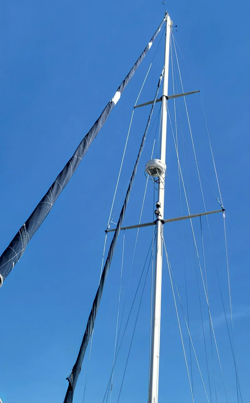Slide: The Image of Tall mast of 2003 Caliber 40 LRC SE sailboat against clear blue sky. - 6