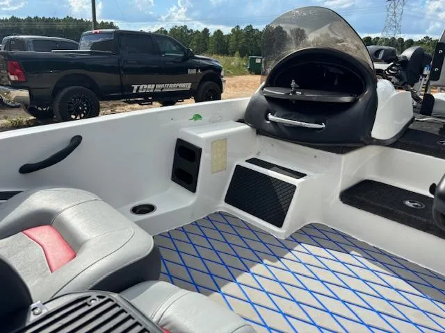 Slide: The Image of Triton 17 Explorer 2012 - 20