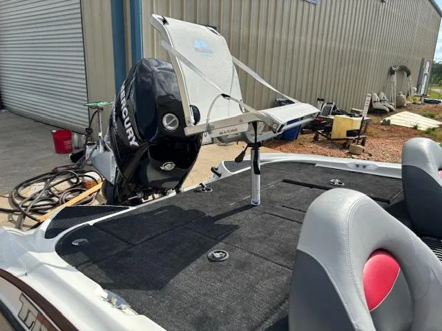 Slide: The Image of Triton 17 Explorer 2012 - 21