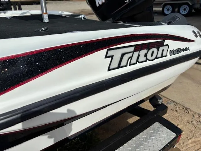 Slide: The Image of Triton 17 Explorer 2012 - 25