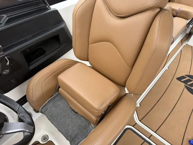 Slide: The Image of Malibu Wakesetter 25 LSV 2021 - 14