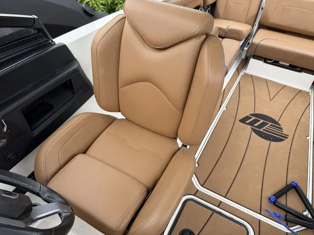 Slide: The Image of Malibu Wakesetter 25 LSV 2021 - 15