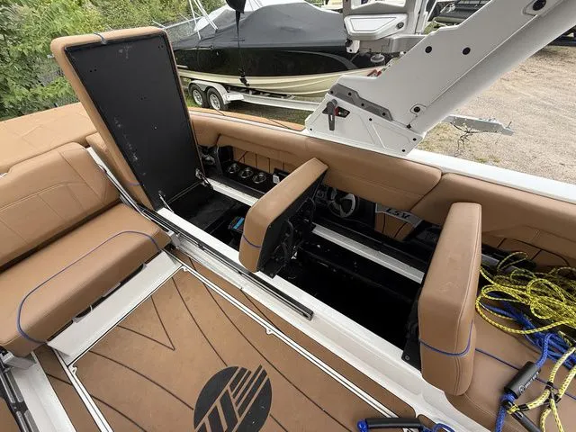 Slide: The Image of Malibu Wakesetter 25 LSV 2021 - 11