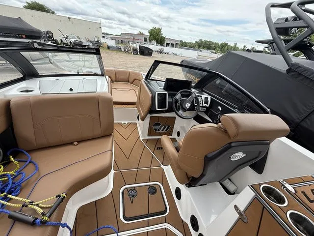 Slide: The Image of Malibu Wakesetter 25 LSV 2021 - 12