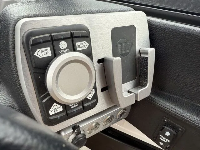 Slide: The Image of Malibu Wakesetter 25 LSV 2021 - 17