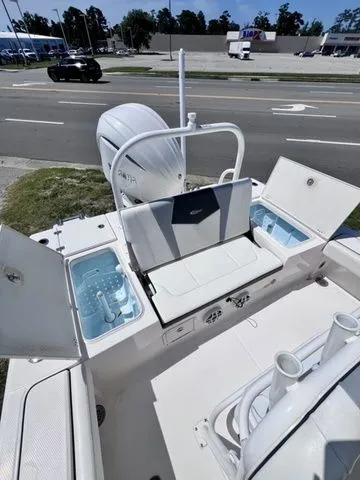 Slide: The Image of Robalo 246 Cayman 2023 - 13