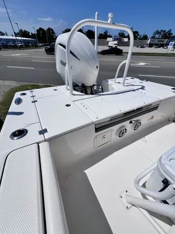 Slide: The Image of Robalo 246 Cayman 2023 - 14