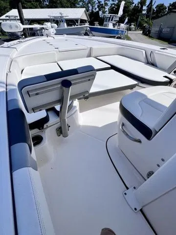 Slide: The Image of Robalo 246 Cayman 2023 - 9