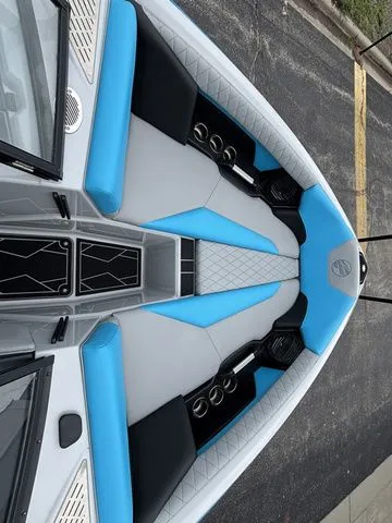 Slide: The Image of Tigé Z5 / Indmar Raptor 400 2025 - 11