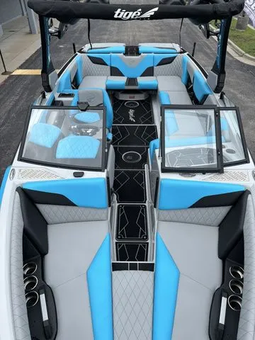 Slide: The Image of Tigé Z5 / Indmar Raptor 400 2025 - 12