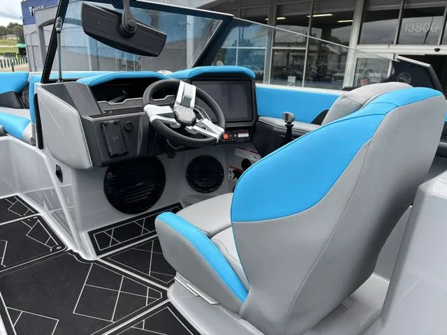 Slide: The Image of Tigé Z5 / Indmar Raptor 400 2025 - 13