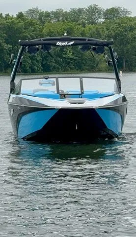 Slide: The Image of Tigé Z5 / Indmar Raptor 400 2025 - 16