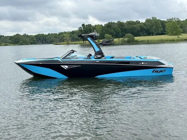 Slide: The Image of Tigé Z5 / Indmar Raptor 400 2025 - 17