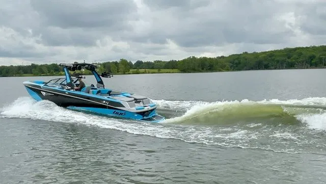 Slide: The Image of Tigé Z5 / Indmar Raptor 400 2025 - 18