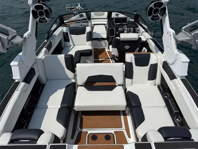 Slide: The Image of Malibu M240 2021 - 10