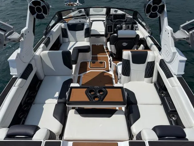 Slide: The Image of Malibu M240 2021 - 11