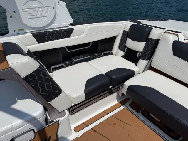 Slide: The Image of Malibu M240 2021 - 12