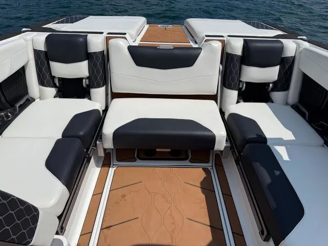 Slide: The Image of Malibu M240 2021 - 13