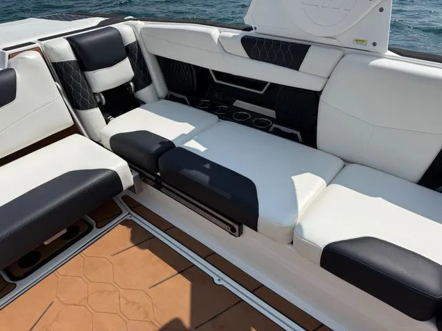 Slide: The Image of Malibu M240 2021 - 14