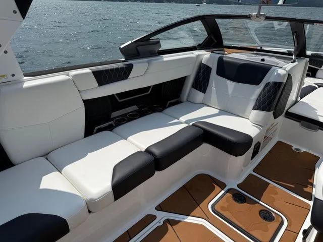 Slide: The Image of Malibu M240 2021 - 15