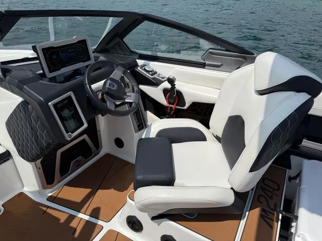 Slide: The Image of Malibu M240 2021 - 16