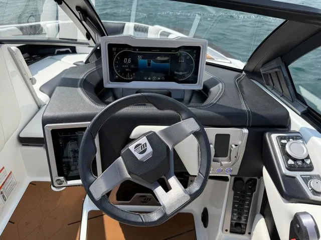 Slide: The Image of Malibu M240 2021 - 17