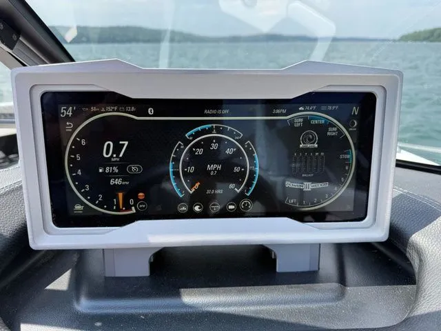 Slide: The Image of Malibu M240 2021 - 19