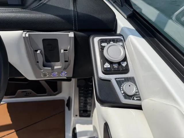 Slide: The Image of Malibu M240 2021 - 20