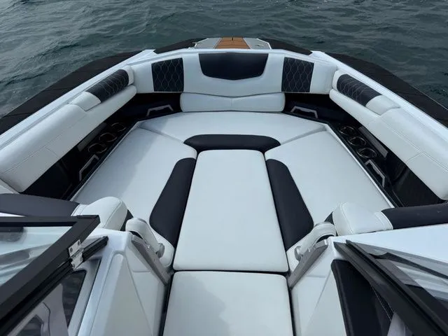 Slide: The Image of Malibu M240 2021 - 21