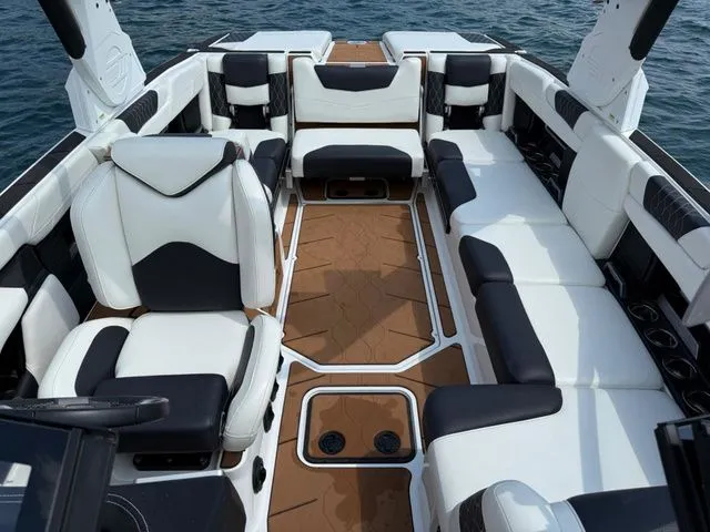 Slide: The Image of Malibu M240 2021 - 22