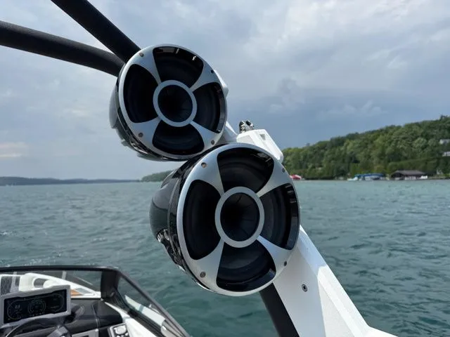 Slide: The Image of Malibu M240 2021 - 23