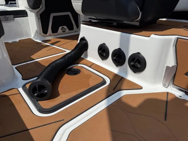 Slide: The Image of Malibu M240 2021 - 25