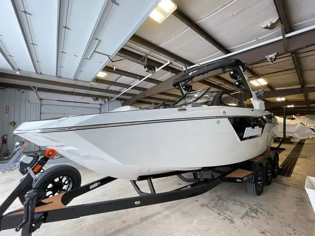 Slide: The Image of Malibu M240 2021 - 27