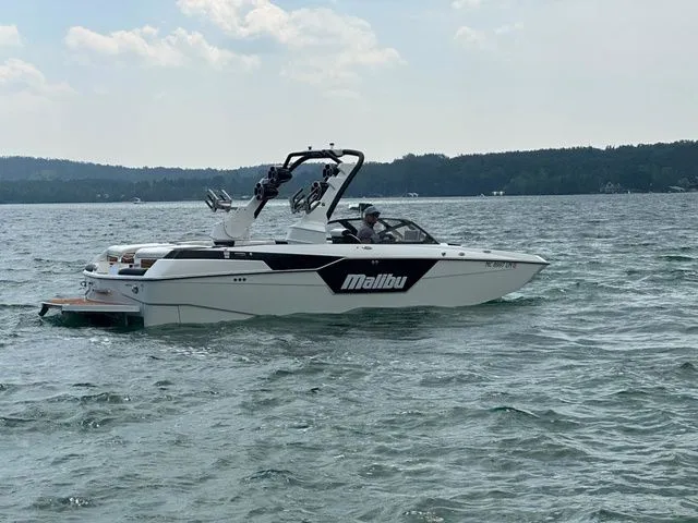 Slide: The Image of Malibu M240 2021 - 3