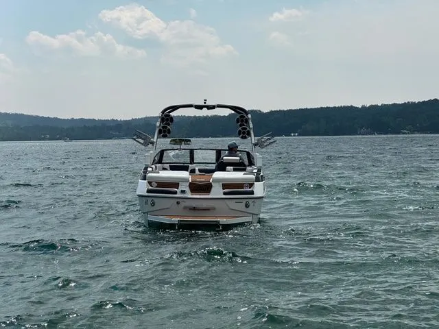 Slide: The Image of Malibu M240 2021 - 4