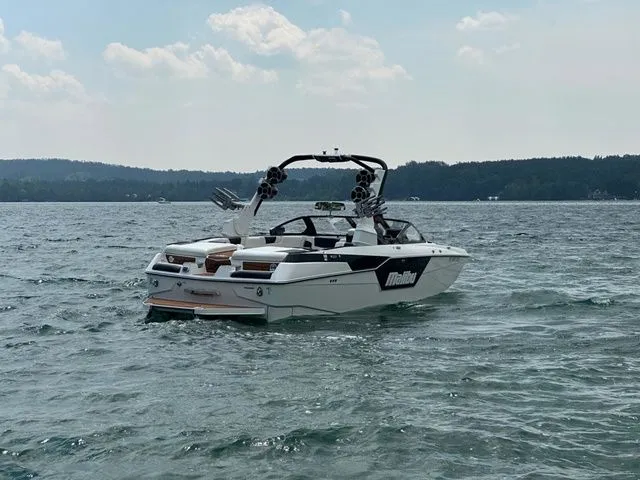 Slide: The Image of Malibu M240 2021 - 5