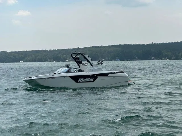 Slide: The Image of Malibu M240 2021 - 6