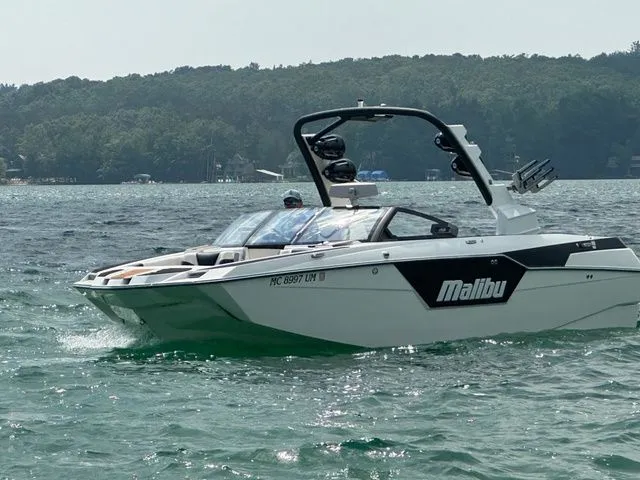 Slide: The Image of Malibu M240 2021 - 7