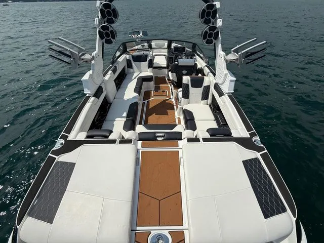 Slide: The Image of Malibu M240 2021 - 8