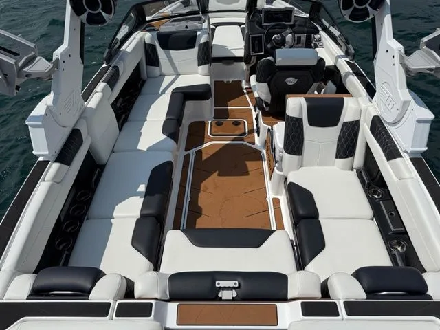 Slide: The Image of Malibu M240 2021 - 9