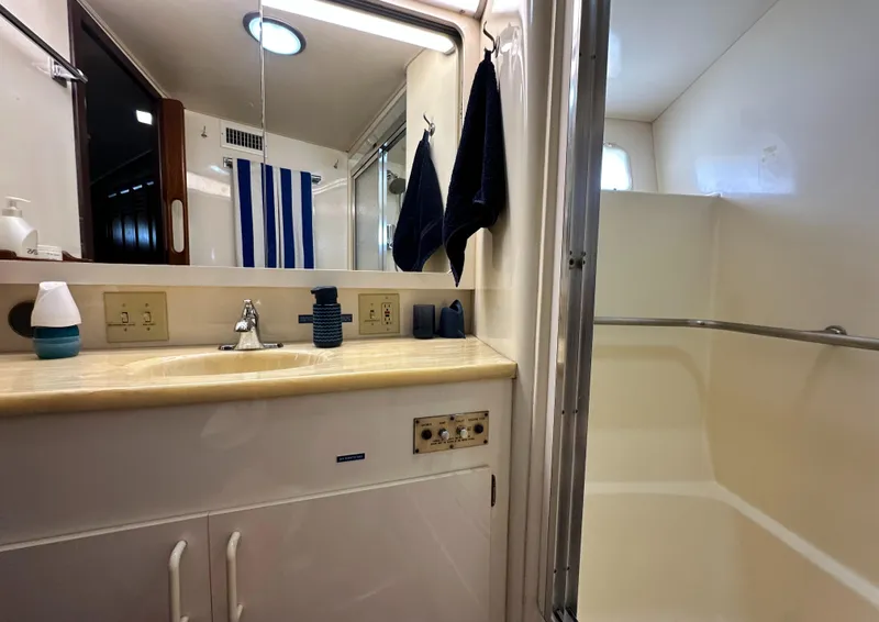 Slide: The Image of Hatteras Enclosed Bridge Sportfish 1988 - 94