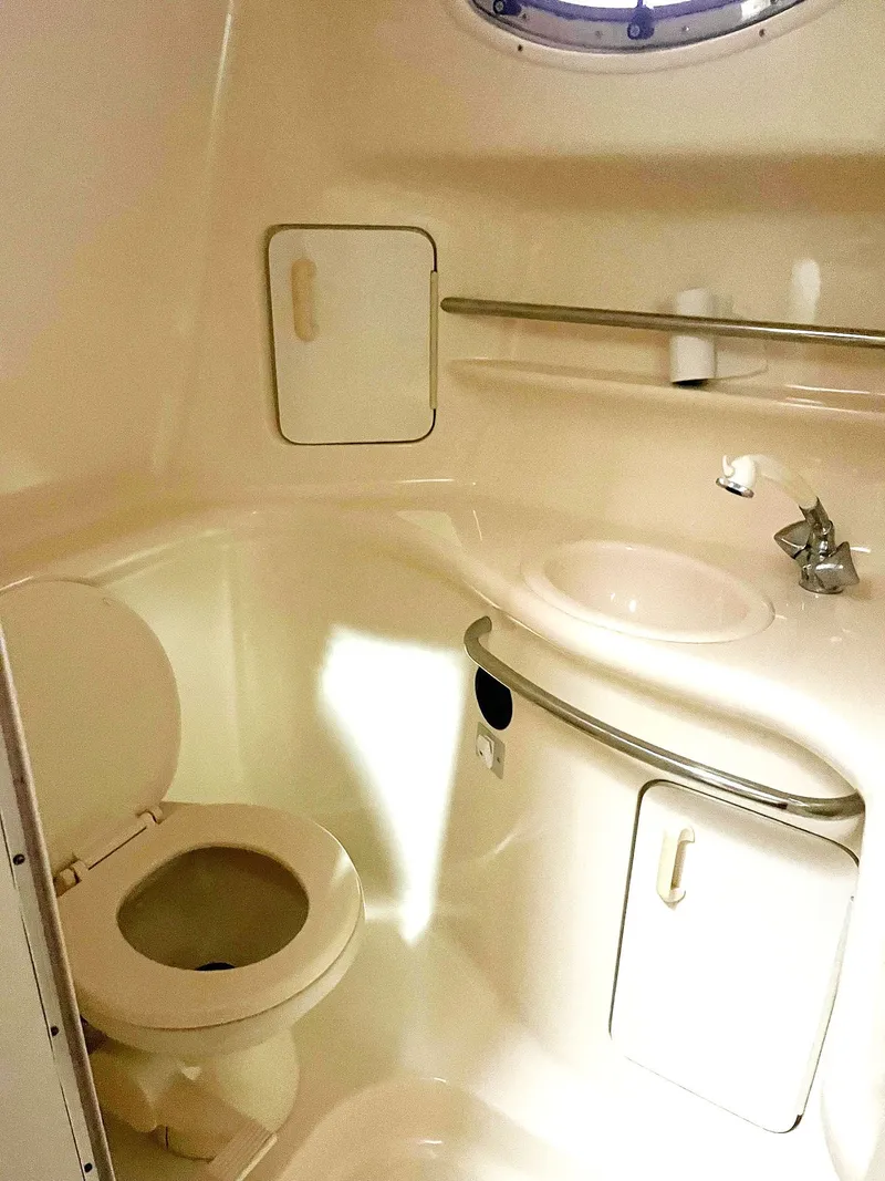 Slide: The Image of Sea Ray 330 Sundancer 1997 - 11