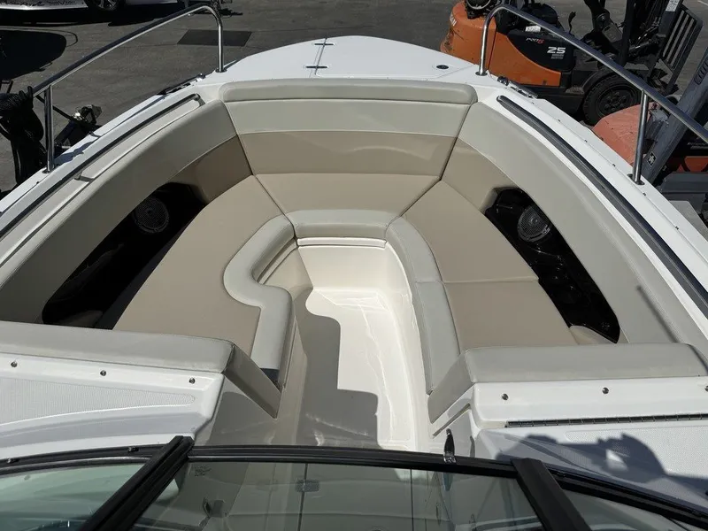 Slide: The Image of Boston Whaler 240 Vantage 2022 - 10